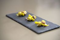 Expeditionen: Zu Tisch ... – Für den „Pintxo par excellence“ braucht man nur einen Zahnstocher, Oliven, eine Sardelle und eine oder zwei in Essig eingelegte Ibarra-Paprikaschoten: ein Klassiker.