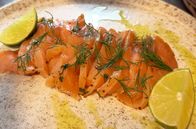 Küchen der Welt – In den Gewässern des Landes lebt ein Fisch, der in Scheiben serviert förmlich auf der Zunge zergeht und in Schweden besonders beliebt ist: Gravlax.