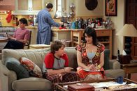 Two and a Half Men – (v.li.) Charlie Sheen (Charlie Harper), Jon Cryer (Alan Harper), Angus T. Jones (Jake Harper), Melanie Lynskey (Rose).