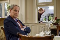 Sturm der Liebe – André (Joachim Lätsch, h.r.) und Susan (Marion Mitterhammer, h.l.) stellen mit Schrecken fest, dass der Restaurant-Tester Susans Ex Lance Lancester (Stefan Zimmermann, l.) ist.