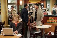 Two and a Half Men – Nachdem Charlie (Charlie Sheen, r.) und Alan (Jon Cryer, M.) beim Augenarzt waren, treffen sie in einem Coffeshop auf die hübsche Sherri (Jeri Ryan, l.), mit der Charlie einmal ein Verhältnis hatte ...