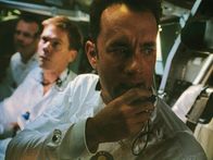 Apollo 13 – 205.000 Meilen von der Erde entfernt kämpfen die Astronauten Jim Lovell (Tom Hanks, r.), Fred Haise (Bill Paxton, l.) und Jack Swigert (Kevin Bacon, M.) in einer funktionsuntüchtigen Raumkapsel verzweifelt um ihr Leben. Unterdessen nimmt die Bodenkontrollstation das Rennen gegen die Zeit auf, um die Astronauten zurück zur Erde zu bringen.