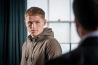 Safe House – Liam Duke (Joel MacCormack) verhält sich auffällig im Safe House. Was geht nur in dem Jungen vor?