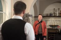 Rote Rosen – Franzi (Sofie Junker, r.) wirft David (Arne Rudolf, l.) wütend vor, er würde ihre minderjährige Schwester anflirten.