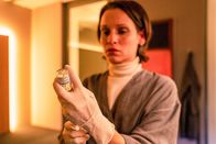 Die Chefin – Sophia May (Kristin Suckow) betreibt das Studio "May Light", wo das Mordopfer ab und an privat aushalf. Gibt es eine Verbindung zum verschwundenen Fentanyl?