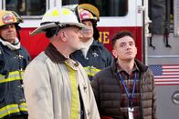 Abbott Elementary – vorne, v.li.: Captain Robinson (Mike O'Malley), Jacob Hill (Chris Perfetti)