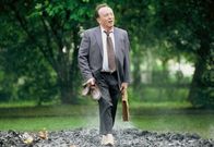Tatort – Hauptkommissar Ehrlicher (Peter Sodann) wundert sich über die Motivations-Trainingsmethoden der L.I.C.: Feuerlaufen! So schwer kann das doch nicht sein.