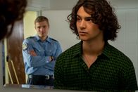 Blutige Anfänger – Trotz angeblicher Coolness kommt Bruno (Martin Peńaloza Cecconi, r.) nicht darüber hinweg, dass Phillip (Eric Cordes, l.) nur ein One–Night–Stand ist.