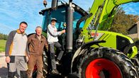 Unser Dorf hat Wochenende – Drei Generationen: Holger, Hartmut und Jonas (v.l.) Die Mahliser Familie Oehmichen betreibt immer schon Landwirtschaft als Nebenerwerb.