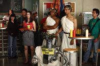 Community – Während sich Britta und Jeff mit drei vorlauten Highschool-Schülern herumschlagen müssen, hilft Troy (Donald Glover, 3.v.r.) Abed (Danny Pudi, 2.v.r.) dabei, einige seiner Träume und Ziele zu verwirklichen ...