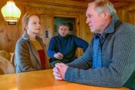 Der Bergdoktor – Martin (Hans Sigl, M.) drängt Ella (Carina Wiese, l.) und Rupert (Harald Krassnitzer, r.), endlich mit der Wahrheit rauszurücken, um das Leben von Ellas Tochter zu retten.