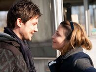 In aller Freundschaft – Arzu (Arzu Bazman) und David Engel (Kristian Kiehling) versuchen ihr Zusammensein zu genießen.