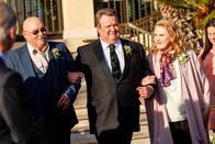 Modern Family – Merle Tucker (Barry Corbin, l.), Cameron (Eric Stonestreet), Barb (Celia Weston)