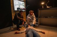 SOKO Stuttgart – moderatorin Laura Meissner (Sonja Hurani, M.) wurde nach ihrer Late-Night-Show erstochen aufgefunden. Der Leiter der Rechtsmedizin Dr. Benedikt Förster (Florian Wünsche, r.) gibt erste Hinweise an Kriminalhauptkommissar Jo Stoll (Peter Ketnath, l.). Hat der Mord etwas mit dem True-Crime-Podcast über eine vermisste junge Frau zu tun, an dem das Opfer gerade gearbeitet hat?