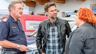 SOKO Kitzbühel – Im Elektrikerbetrieb von Stefanies (Veronika Polly, r.) neuem Freund Gerhard wird einer der Lehrlinge tot aufgefunden. Wie sich für Kroisleitner (Ferry Öllinger, l.) und Lukas Roither (Jakob Seeböck, M.) herausstellt, ist er durch einen absichtlich herbeigeführten Stromschlag gestorben.