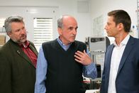 Die Rosenheim-Cops – Als Hansen (Igor Jeftic, r.) und Stadler (Dieter Fischer, l.) herausfinden, dass Wolfgang Garnbauer (Karl Knaup, M.) kurz zuvor gekündigt wurde, gerät der Werksleiter in Erklärungsnöte.