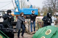 Stralsund – Kommissarin Nina Petersen (Katharina Wackernagel, 3.v.l.) und Kommissar Karim Uthman (Karim Günes, 2.v.r.) positionieren sich mit dem SEK-Team an Deck des Hausboots – Gasmasken schützen sie vor dem tödlichen Gift des Attentäters.