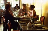 Spy Game - Der finale Countdown – In Beirut lernt Nathan Muir (Robert Redford, l.) Bishops (Brad Pitt, M.) Geliebte Elizabeth Hadley (Catherine McCormack) kennen.