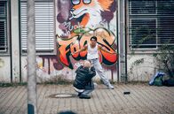 Almania – Osman (Mido Kotaini) arbeitet an seinem Ruf als Frauenverführer.