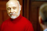 Monk – Hector Elizondo (Dr. Neven Bell).