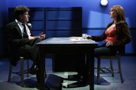 Two and a Half Men – Nachdem Teddy an seinem Hochzeitstag tot aufgefunden wurde, wird Charlie (Charlie Sheen, l.), da er die Leiche entdeckt hat von Sloane (Jamie Rose, r.) verhört ...