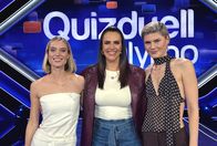 Quizduell-Olymp – Moderatorin Esther Sedlaczek (M.) mit den Kandidatinnen des Teams "Topmodels": Kim Hnizdo (l.) und Lea Oude (r.)
