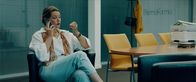 3 Hz – Patricia (Emilie De Roo), die Chefin von EternoFarma, in ihrem Büro.