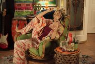 Last Man Standing – April (Christina Moore) hat eine prächtige Idee, doch leider fehlt ihr das nötige Kleingeld. Wer könnte da besser aushelfen als die liebe Schwester?