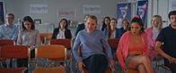 Derby Girl – Marion (Charlotte Déniel, l.) sitzt neben Jessica (Vanessa Guide, r.). Die beiden sind mit ein paar anderen Menschen auf einer Pressekonferenz. Sie werden vollständig überrascht.