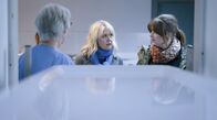 Mord auf Shetland – ARD Degeto MORD AUF SHETLAND - BÖSES BLUT Uhr im ERSTEN, online first ab Donnerstag (17.04.25) in der ARD MEDIATHEK Die Leiche ist weg: Tosh (Alison O'Donnell) und Ruth (Ashley Jensen, r.) im Krankenhaus. - Motiv aus Teil 1