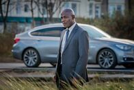 Safe House – Mark (Paterson Joseph) ist auf der Suche nach Sam, dem ältesten Sohn der Familie Blackwell. Er will ihn in das Safe House von Robert und Katy Haleford in Sicherheit bringen.