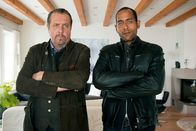 Watzmann ermittelt – Beissl (Andreas Giebel, l.) und Jerry (Peter Marton, r.) sind ärgerlich, weil Klaus Leibold von dem Entführer kein Lebenszeichen von seiner Frau verlangt hat.