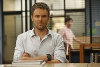 Community – Jeff (Joel McHale) betrachtet die Theorie seines Studienfreundes mit Skepsis ...