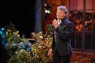 Weihnachten mit Andy Borg – Rudy Giovannini glänzt mit seiner exzellenten Live-Performance auf der Bühne in der gemütlichen Weinstube bei "Schlager-Spaß mit Andy Borg".