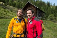 Die Bergretter – Markus (Sebastian Ströbel, l.) und Tobias (Markus Brandl, r.) sind den beiden ausgebüxten Kindern Mia und Max auf der Spur.