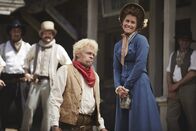 Sketch History – Billy the Kid mal anders erzählt: Max Giermann als Billy the Kinski. Neben ihm seine Lehrerin (Isabell Polak).