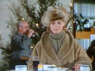 Weihnachtsgeschichten – MDR Fernsehen WEIHNACHTSGESCHICHTEN, "Episodenfilm DDR 1986" Uhr. Ursula Karusseit als Ärztin Dr. Becker.