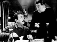 Don Camillos Rückkehr – Nicht einmal beim Essen können Don Camillo (Fernandel, rechts) und Peppone (Gino Cervi) ihre Debatten vergessen.