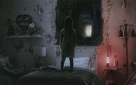 Paranormal Activity: Ghost Dimension – Kurz nach ihrem Einzug in das neue Haus beginnt Leila (Ivy George) merkwürdige Dinge zu beobachten, die allmählich auch ihre Eltern beunruhigen ...