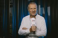 Segeln: Louis Vuitton Cup – Gerhard Leinauer während ServusTV's Übertragung zu "Americas Cup 2024" in Salzburg-Stadt, Salzburg, Österreich am 23. August 2024.