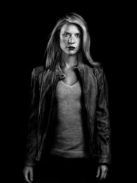 Homeland – (7. Staffel) - Carrie Mathison (Claire Danes) ermittelt nun nicht mehr für das CIA, jagt aber immer noch Staatsverbrecher. Insbesondere denjenigen, der auf die frisch gewählte Präsidentin ein Attentat verübt hat ...