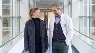 SOKO Wismar – Anneke (Isabel Berghout) trifft Dr. Timo Fitz (Thomas Limpinsel), der die bewusstlosen Patienten betreut. Er ist der Ansicht, die Patienten haben auf Dolmars Hof mit einer Kräuterdroge experimentiert. Doch die Dosis war zu hoch. Wollte jemand die Heilpraktiker bewusst außer Gefecht setzen um Dolmar zu ermorden?