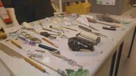 Überleben hinter Gittern – Bei den Zellendurchsuchungen werden immer wieder selbstgebaute Waffen und andere ungewöhnliche Gegenstände gefunden.
