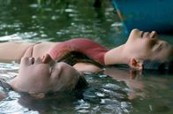 Schwimmen – Elisa (Stephanie Amarell, li.) und Anthea (Lisa Vicari, rechts) haben es ans andere Ufer des Sees geschafft. Weiteres Bildmaterial finden Sie unter www.br-foto.de.