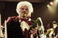 Die Hotelfachschule – DOK-Serie: Die Hotelfachschule Folge 3 Afrim Beqa – ausgelassene Absschlussfeier im Barockstil 2019 Copyright: SRF/RTS