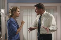 Desperate Housewives – Toms (Doug Savant, r.) Vater hat seinen Besuch angekündigt und Lynette (Felicity Huffman, l.) muss ein altes Familiengeheimnis aufdecken, das sie ziemlich schockiert ...