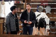 Call Me Kat – Carter (Julian Gant, l.); Max (Cheyenne Jackson, r.)
