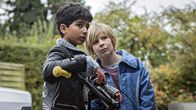 Ich bin William – William (Alexander Magnússon) mit seiner besten Freundin Viola (Amina Arrakha), die ihm zeigt, wo Djernis wohnt.