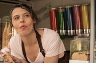 Tatort – Die Eisverkäuferin Olga (Margarita Breitkreiz) steht wie immer mit ihrem Wagen in der Kleingarten-Kolonie.