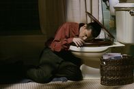 Two and a Half Men – Nachdem sich Alan (Jon Cryer) von seiner Mutter gedemütigt fühlt, greift er zum Alkohol. Dabei erwischt er etwas zu viel ...